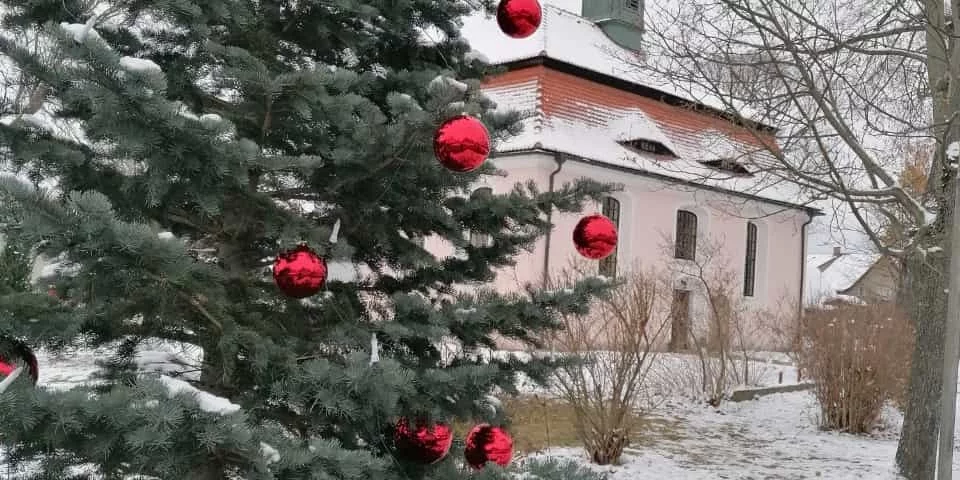 Weihnachtliche Stimmung an der Kirche Döllingen