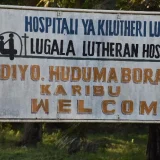 Willkommensschild für Patientinnen und Patienten sowie Besucher des Lugala Lutheran Hospitals  @Lukas Richter