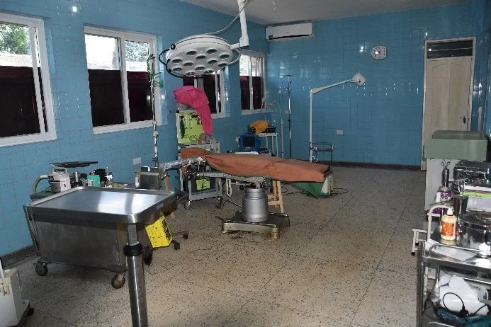 Operationssaal für bauchchirurgische, gynäkologische und urologische Eingriffe