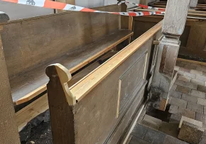 Bauarbeiten an den Kirchenbänken in Gorden | Foto: Saskia Bugai