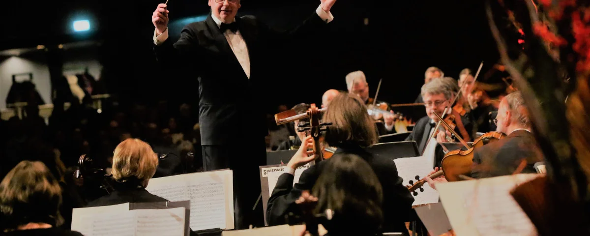 Dirigent Heinz-Herman Grube und das Sinfonieorchester Lübbecke