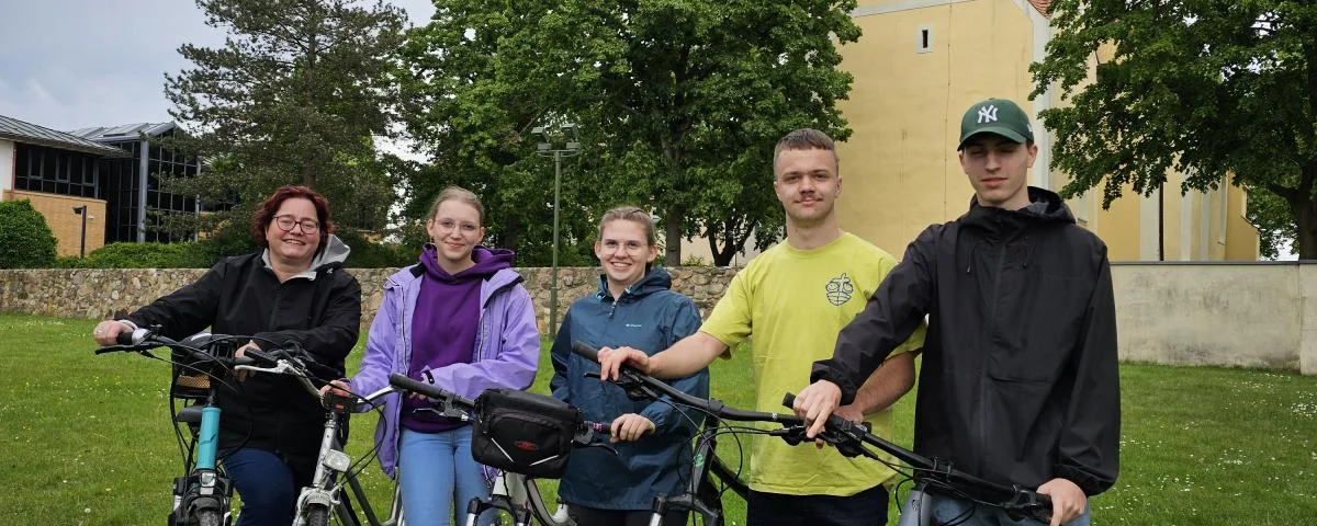 Ulrike Fenster, Emma Meseck, Emma Richter, Willi Kaiser und Daniel Handschack freuen sich auf eine erlebnisreiche Fahrradfreizeit.