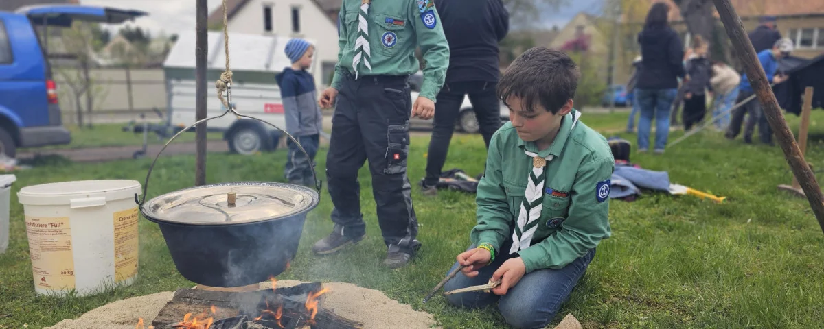 1. Holzspäne schnitzen, Feuer machen und Kochen gehörten zu den Aufgaben der Pfadfinder beim Treffen in Döllingen.