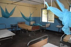 Blick in ein Patientenzimmer, welches sechs oder acht Betten beinhaltet